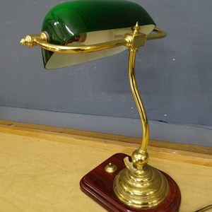 Vintage brass bankers lamp with green glass shade in lovely polished condition 39 x 15 x 15 cm