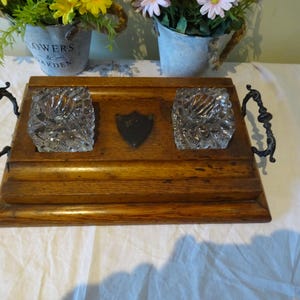 Boîte de papeterie de bureau vintage en noyer dans un état fantastique, la poignée noircie flanquée d&#39;encriers en verre 31 x 21 x 9 cm