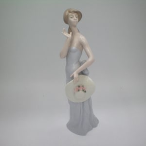Retired and rare Lladro Coquette  Lady with Hat and flowers | Summertime ladies series | Vintage collectable porcelain #5599
