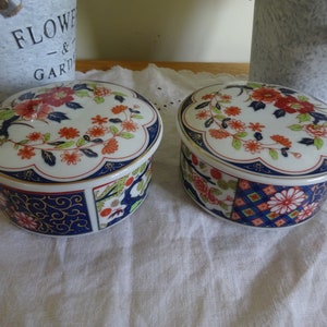 Pair of beautiful guilt edged porcelain vanity dishes for dressing table / Bathroom