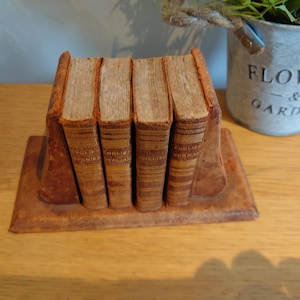Antik uppsättning läderbundna engelska ordböcker, tyska, spanska, italienska översättningar, förgyllda band i läderbundet bokfodral 16 x 8 cm