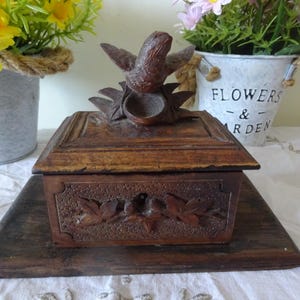 Boîte à bijoux vintage du XIXe siècle authentique de la Forêt-Noire en très bon état 19 x 10,5 cm