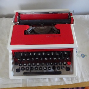 Rare vintage underwood 315 typewriter model in nice condition the case full working order with case made made by Olivetti for Selfridges