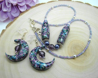 Collar de cuentas moradas y aretes de luna, conjunto de collar de arcilla, collar de cuentas hecho a mano, joyería de arcilla, joyería morada, joyería de luna,