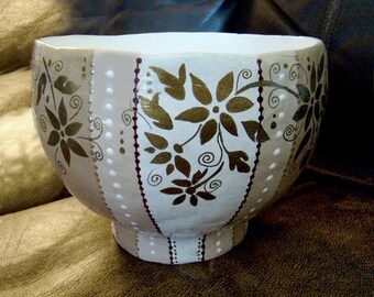 Tigela de papel machê dourada pintada à mão com detalhes em bege, armazenamento decorativo, tigelas redondas