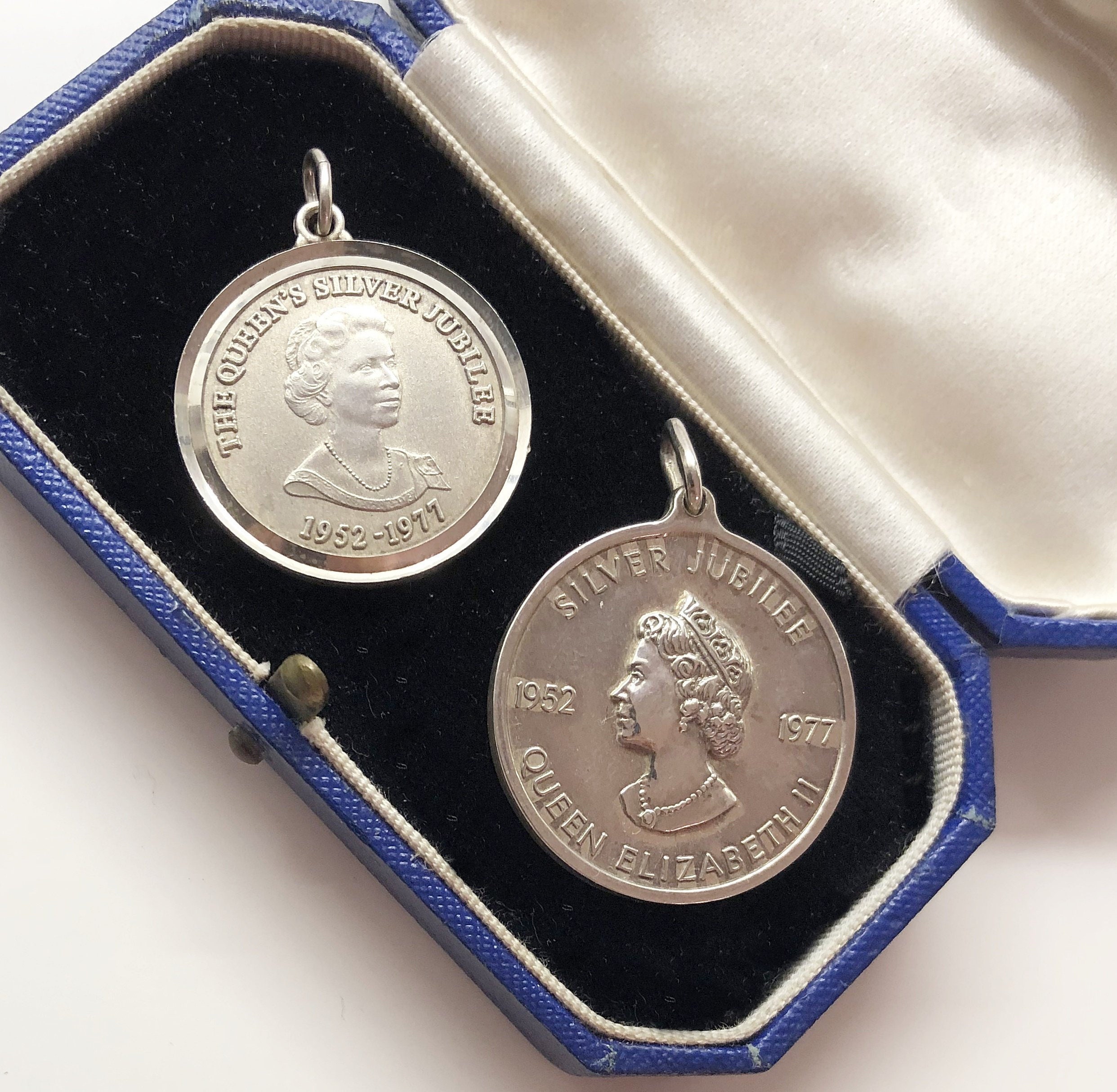 2x Vintage 1977 Silver Jubilee Necklace Pendant Round Etsy