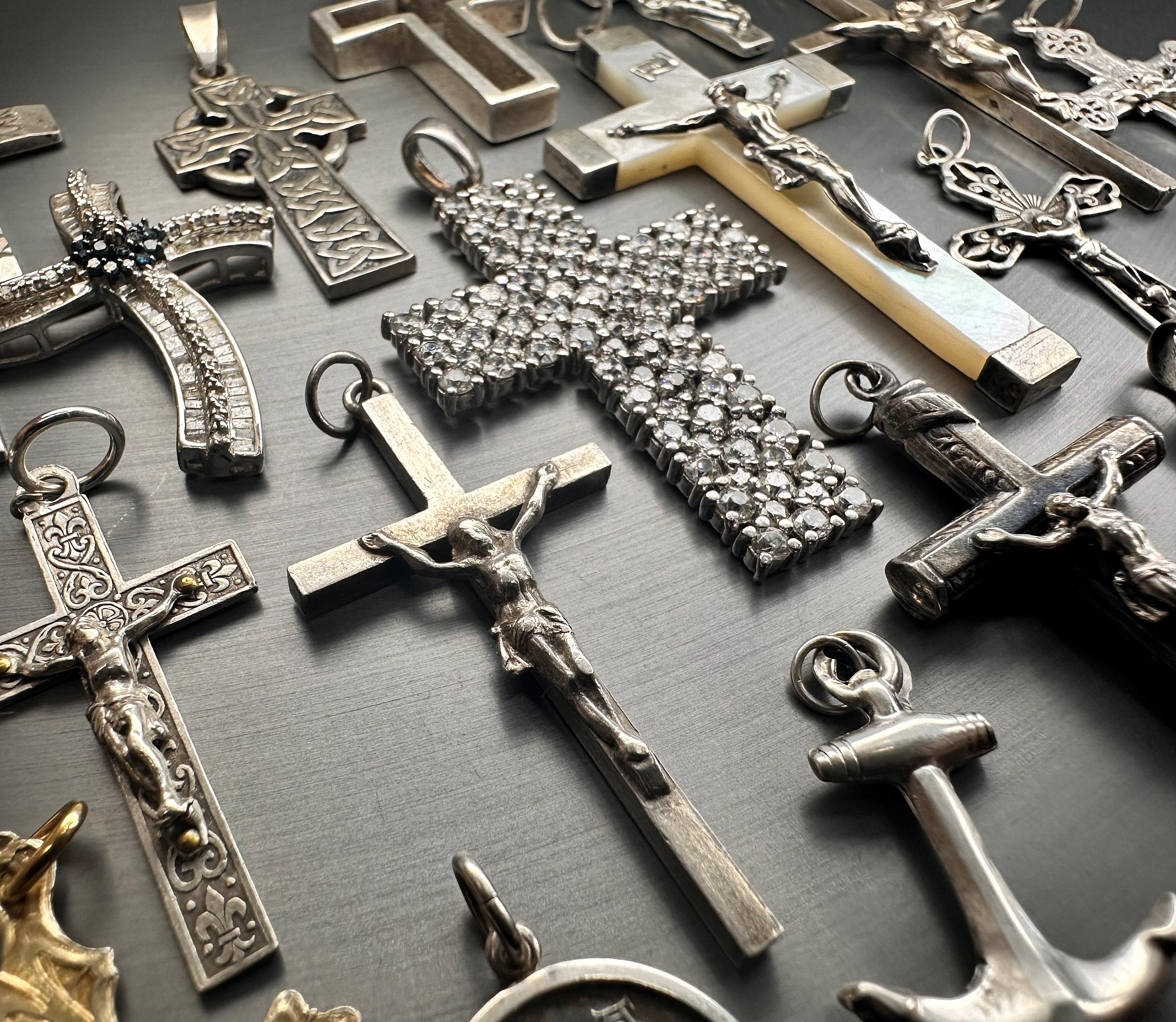 Pendentif Ancien Croix Religieuse – Métal Argenté – Créateur – Breloque