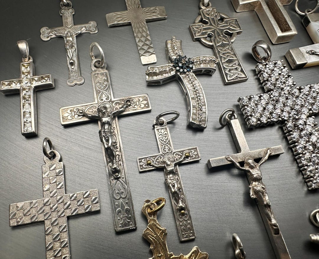 Pendentif Ancien Croix Religieuse – Métal Argenté – Créateur – Breloque