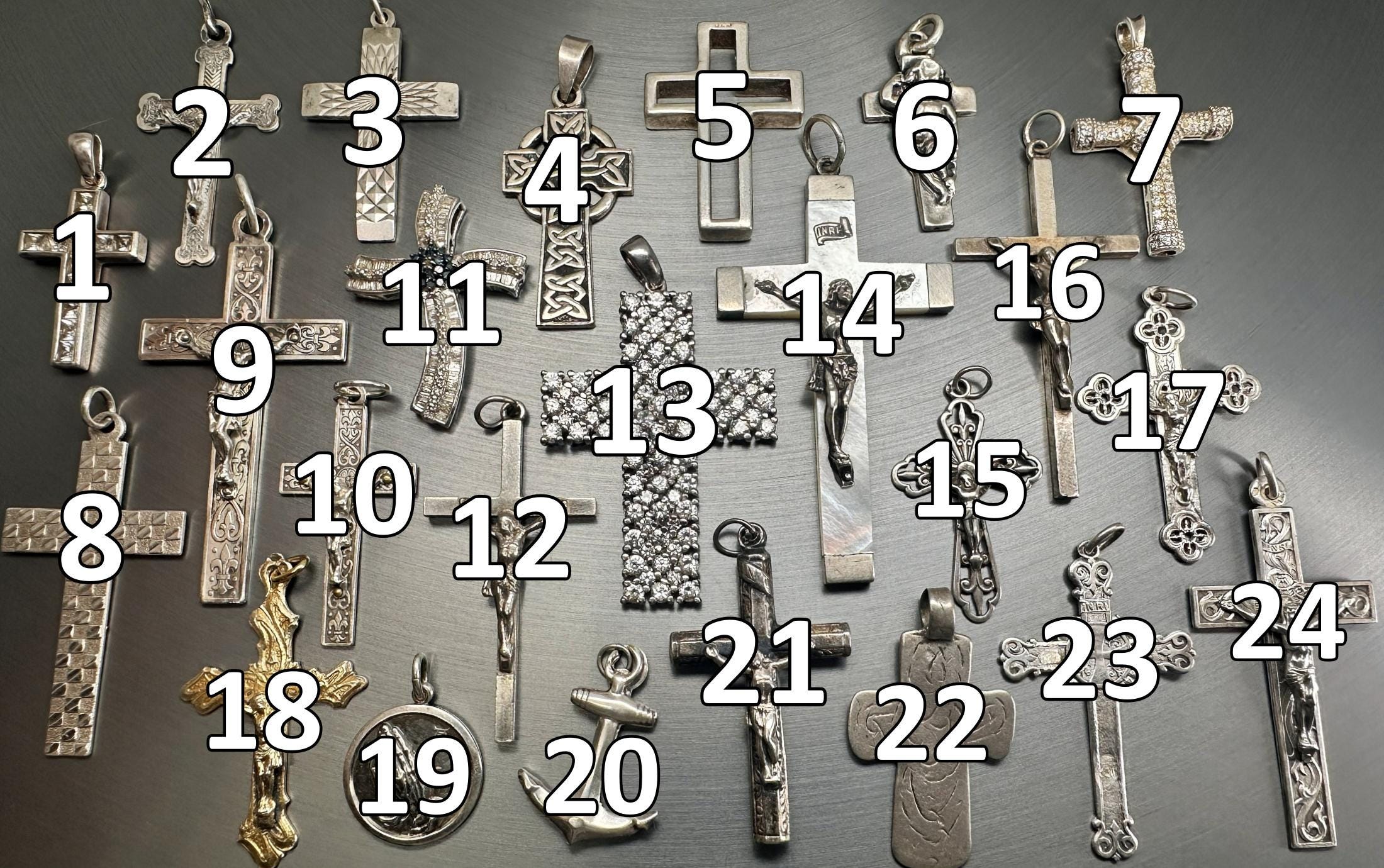 Croix breloque pendentif métal argenté - Un grand marché
