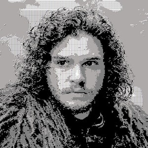 Puede incluir: Retrato en escala de grises pixelado de una persona con cabello largo y rizado y barba. La imagen está compuesta por pequeños píxeles cuadrados, creando un efecto de arte digital. La persona mira directamente al espectador.
