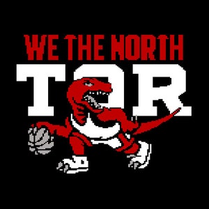 Puede incluir: Gráfico negro con una mascota de raptor rojo sosteniendo una pelota de baloncesto, con el texto "WE THE NORTH" arriba y "TOR" abajo. El raptor lleva un uniforme de baloncesto blanco y rojo. La imagen tiene un diseño pixelado.