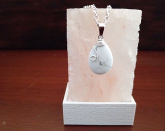 Howlite wire wrapped pendant. Strengthens memory. Calming.