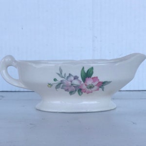 Vintage Gravy boat/ 1950’s gravy boat/  gravy boat made in USA/gravy boat with floral motif