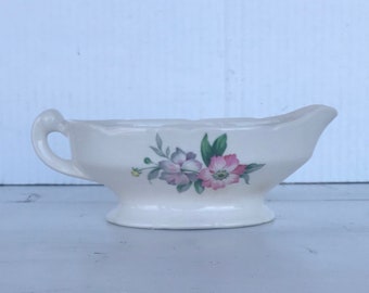 Vintage Gravy boat/ 1950’s gravy boat/  gravy boat made in USA/gravy boat with floral motif