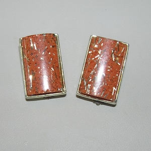 Heldere koraalkleurige rechthoekige vintage oorbellen met gouden confetti-luciet