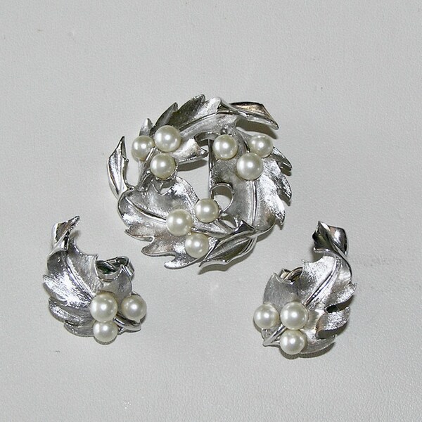 Crown TRIFARI Vintage Textured Silver Tone Leaf and Faux Pearl Brooch and Earrings
