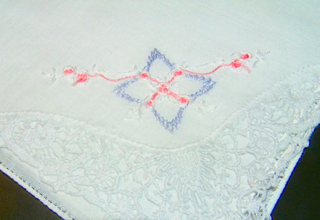 レース、ブルー、ピンクの刺繍が施されたヴィンテージコットンハンカチ