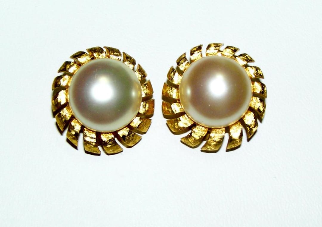 Vintage Joseph Mazer JOMAZ Faux Pearl and Gold Tone Clip on