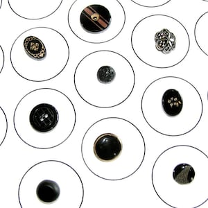 Peut inclure: Une collection de 13 boutons noirs avec différents motifs et finitions, présentés dans des cercles blancs sur un fond blanc.