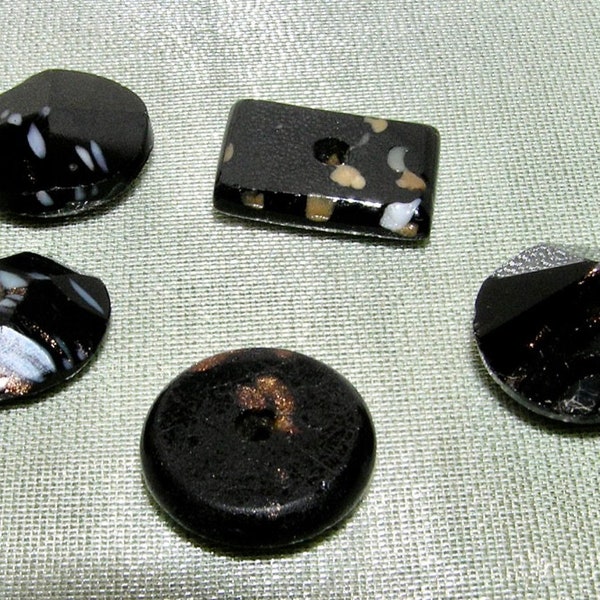Lote de cinco: Botones de vidrio negro antiguo entremezclados - 3 silbidos
