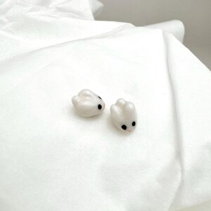 Pendientes de conejito de nieve / Regalo para amantes de los conejos / Joyas de porcelana / Pendientes blancos imagen 3