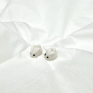 Pendientes de conejito de nieve / Regalo para amantes de los conejos / Joyas de porcelana / Pendientes blancos imagen 1