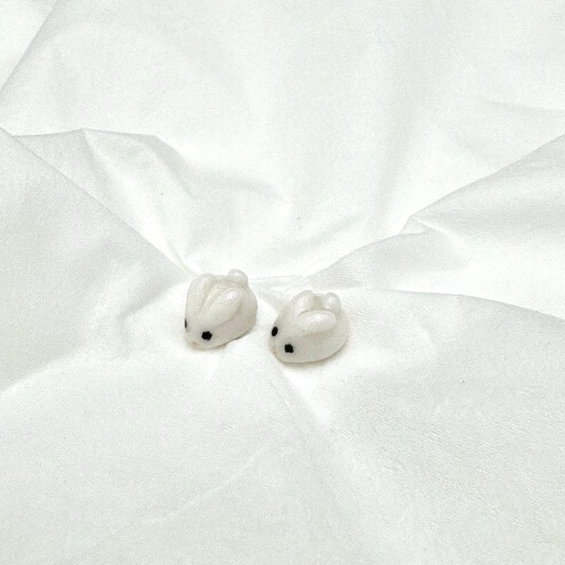 Pendientes de conejito de nieve / Regalo para amantes de los conejos / Joyas de porcelana / Pendientes blancos imagen 1