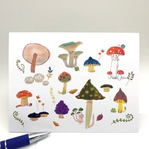 Op de afbeelding: Een kleurrijke illustratie van verschillende paddenstoelen in verschillende vormen, maten en kleuren. Sommige paddenstoelen hebben gezichten en andere hebben kleine dieren erop. De paddenstoelen staan op een witte achtergrond.