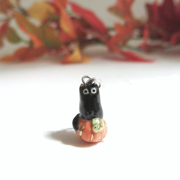 Zwarte kat pompoen ketting | Halloween-sieraden | Kattenliefhebber cadeau | Kleine keramische sieraden