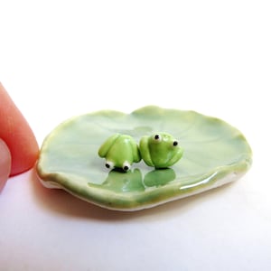 Pendientes de rana verde diminuta / Ranas de porcelana / Regalo para amantes de las ranas / Joyería de cerámica con forma de animal