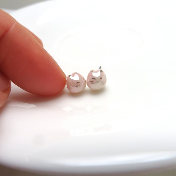 Puces d'oreilles chat perlées | Bijoux en perles de porcelaine | Cadeau pour amoureux des chats | Boucles d'oreilles nacrées