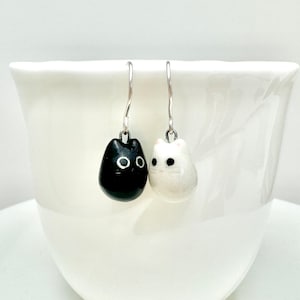Pendientes de gato en blanco y negro / Joyería de cerámica con diseño de gato / Pendientes desiguales / Regalo para amantes de los gatos