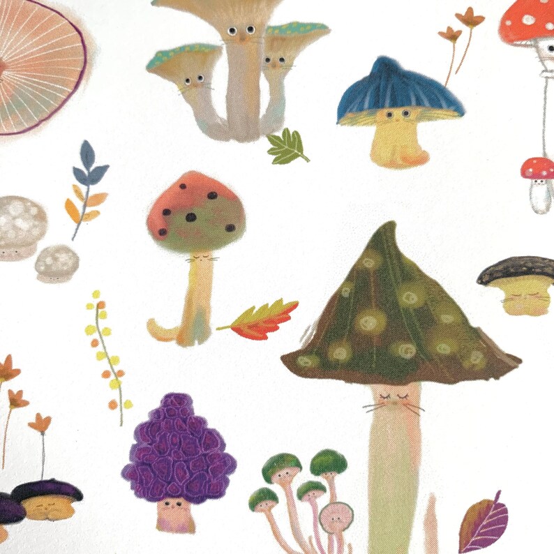 Op de afbeelding: Een grillige illustratie met verschillende paddenstoelen met cartoongezichten. De paddenstoelen zijn in verschillende kleuren en vormen, waaronder rood, groen, paars en bruin. Sommige paddenstoelen hebben stippen, terwijl andere strepen hebben. De illustratie is tegen een witte achtergrond.