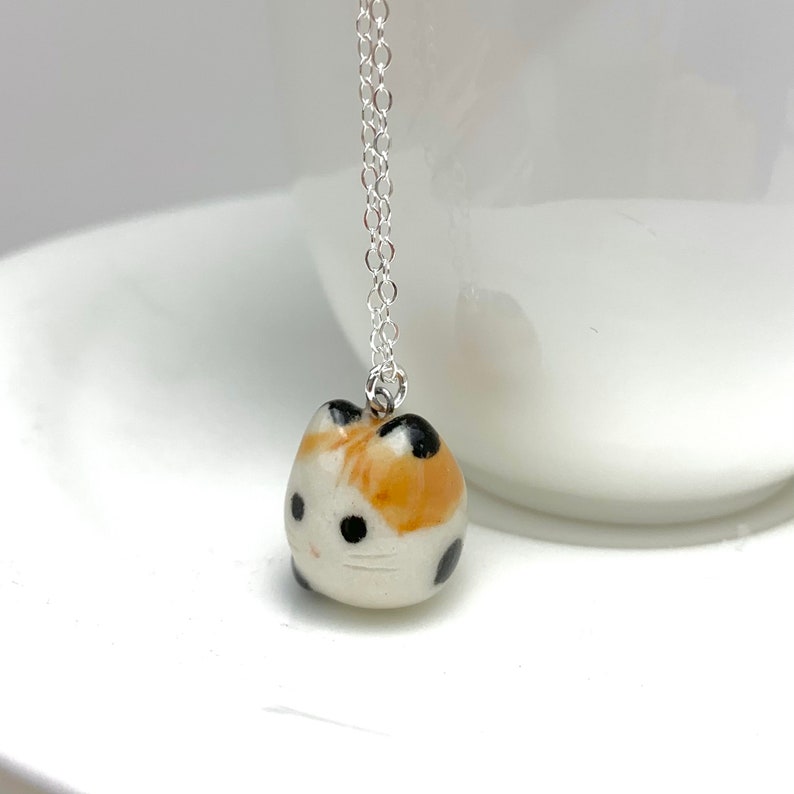 Collier chat calicot Pendentif en céramique Cadeau pour amoureux des chats image 4