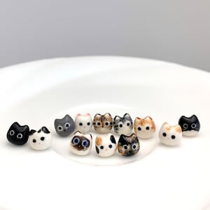 小さな猫のスタッドピアス | 猫好きへのギフト | 磁器ジュエリー | ミスマッチ