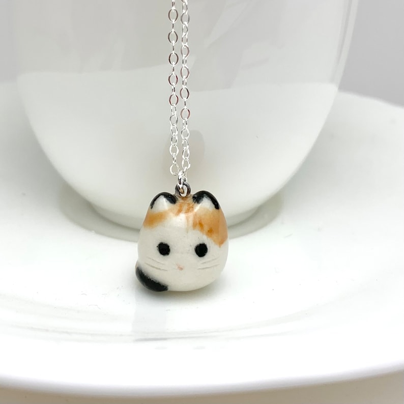 Collier chat calicot Pendentif en céramique Cadeau pour amoureux des chats image 1