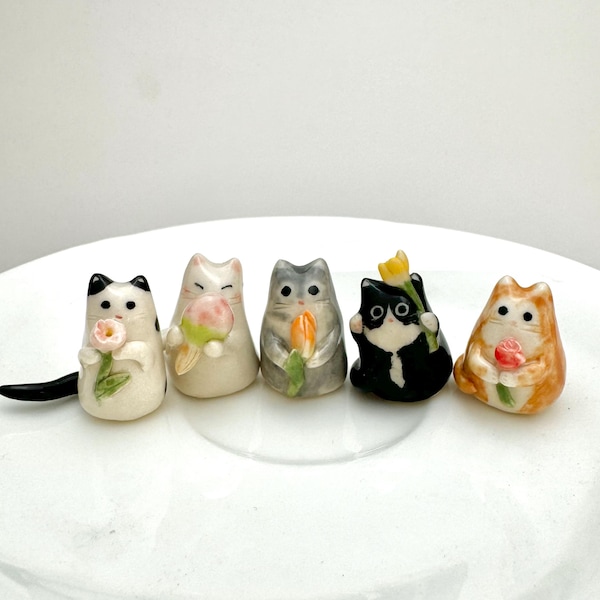 Miniatura de gato, pequeño detalle floral, regalo para amantes de los gatos, ideal para rellenar calcetines navideños, pequeño gato de escritorio, decoración de cerámica