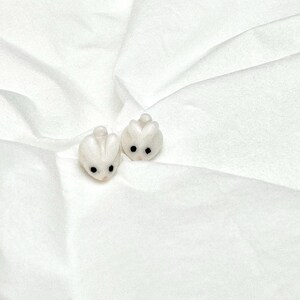 Pendientes de conejito de nieve / Regalo para amantes de los conejos / Joyas de porcelana / Pendientes blancos imagen 2