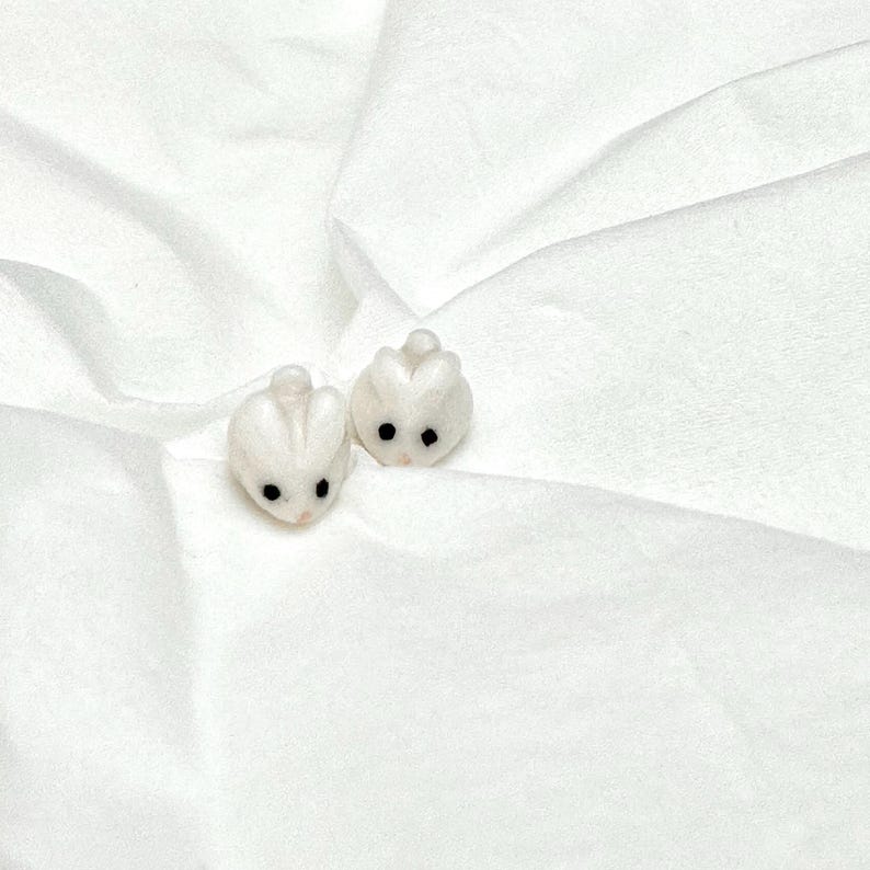 Pendientes de conejito de nieve / Regalo para amantes de los conejos / Joyas de porcelana / Pendientes blancos imagen 2
