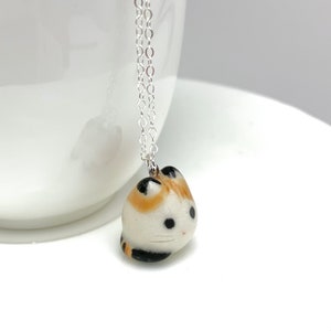 Collier chat calicot Pendentif en céramique Cadeau pour amoureux des chats image 3