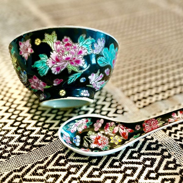 Vintage Black Famille Rose Chinese Porcelain Bowl and Spoon, Noir Mille Fleur