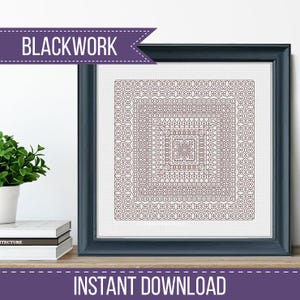 Puede incluir: Patrón de bordado blackwork enmarcado, con un diseño geométrico repetitivo en tonos marrones. El texto "BLACKWORK" e "INSTANT DOWNLOAD" es visible. La obra está enmarcada en un marco azul oscuro.