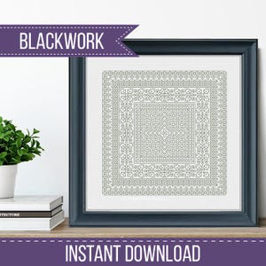 Puede incluir: Un patrón de bordado blackwork enmarcado, de forma cuadrada. El diseño presenta intrincados motivos geométricos y florales en un tono verde apagado. Las palabras "BLACKWORK" e "INSTANT DOWNLOAD" se muestran en la imagen.
