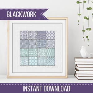 Puede incluir: Obra de arte enmarcada con dieciséis patrones geométricos de blackwork en tonos azules y turquesas. La obra está etiquetada como "BLACKWORK" y "DESCARGA INSTANTÁNEA". El marco es dorado y la obra se exhibe sobre una superficie blanca.