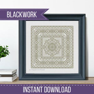 Puede incluir: Un patrón de bordado blackwork enmarcado con un diseño geométrico en tonos verde oliva. La obra de arte se muestra en un marco azul oscuro e incluye el texto "BLACKWORK" y "INSTANT DOWNLOAD".