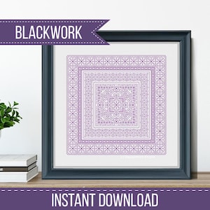 Puede incluir: Patrón de bordado blackwork enmarcado en formato cuadrado. El diseño presenta un patrón geométrico repetitivo en tonos morados. Las palabras "BLACKWORK" e "INSTANT DOWNLOAD" se muestran en la imagen.