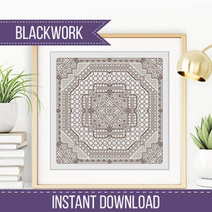 Puede incluir: Bordado blackwork enmarcado con un diseño geométrico en tonos marrones. La obra de arte se presenta en un marco dorado y presenta el texto "BLACKWORK" e "INSTANT DOWNLOAD". El patrón intrincado y simétrico es ideal para proyectos de punto de cruz.
