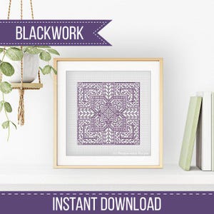 Puede incluir: Un patrón de punto de cruz blackwork enmarcado, de forma cuadrada, con un diseño simétrico en tonos morados. El marco es de madera clara. Se muestra el texto "BLACKWORK" y "INSTANT DOWNLOAD".