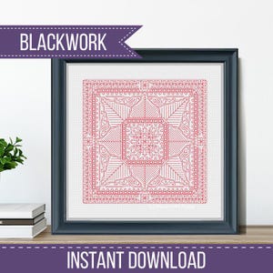 Puede incluir: Patrón de bordado blackwork enmarcado en formato cuadrado, con un diseño simétrico en tonos rojos. La obra de arte se muestra en un marco azul oscuro. El texto en la parte superior dice "BLACKWORK" y en la inferior "INSTANT DOWNLOAD".
