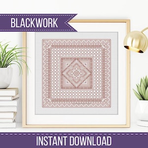 Puede incluir: Un patrón de bordado blackwork enmarcado en tonos marrones y blancos. El diseño presenta una serie de formas y patrones geométricos dentro de un marco cuadrado. El texto "BLACKWORK" e "INSTANT DOWNLOAD" se muestran.